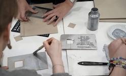 В «Открытом пространстве» создали 32 картонные копии табличек «Последнего адреса»