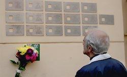 Появляются и исчезают. Загадочная история 16 табличек с улицы Рубинштейна с именами репрессированных. Невидимое противостояние вокруг них длится больше пяти лет