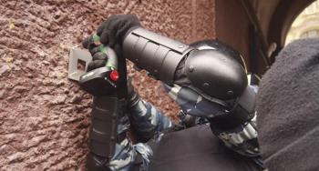 В Москве ОМОН по ошибке свинтил мемориальную табличку жертвам политических репрессий